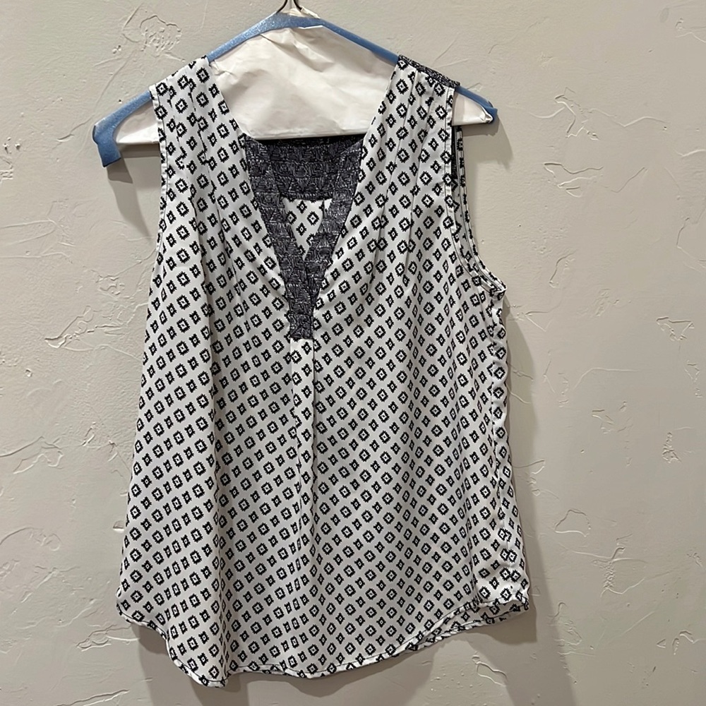 Sleeveless patterned top.  V-neck, pullover, contrasting design.